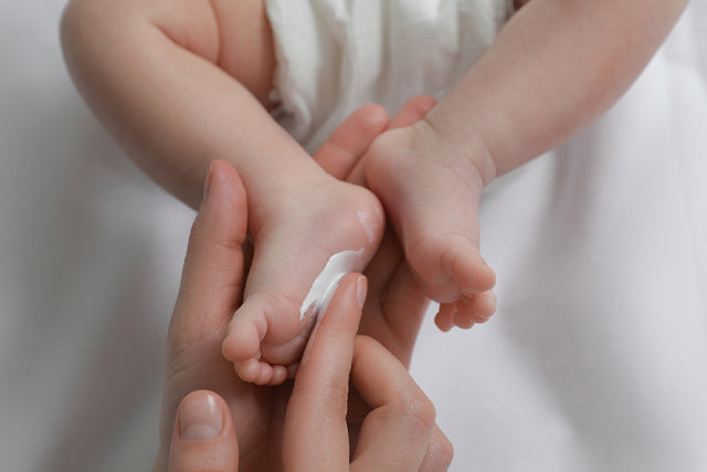 How To Effectively Manage Your Baby's Dry Skin: 5 Easy Tips